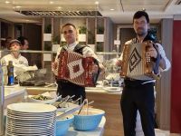 Musikbegleitung zum Abendessen &ndash; &copy; Ute Solf (Eberhardt TRAVEL)