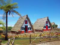 Strohdachhäuser in Santana