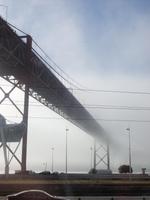 Brücke des 25. April in Lissabon versinkt im Nebel