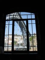 Porto - Blick durch das Fenster der Kellerei Burmester zur Brücke Dom Luis I.