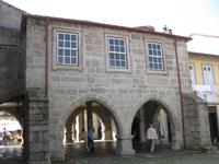 Guimaraes - Das Alte Rathaus mit dem Bogendurchgang zur Igreja da Nossa Senhora da Oliveira