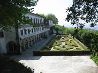 ... die Parkanlage vor dem Restaurant