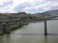Die alte Brücke über den Douro bei Peso da Regua