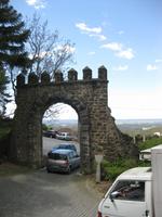 ... durch diesen Torbogen werden wir gleich mit unserem Bus fahren