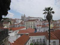 Blick über die Dächer von Lissabon vom Largo das Portas do Sol