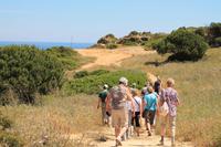 Kleine Wanderung an der Felsenküste bei Lagos - Algarve &ndash; &copy; Kristin Weigel (Eberhardt TRAVEL)