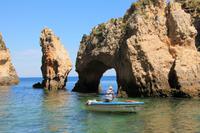 Fischer an der Felsenküste bei Lagos - Algarve &ndash; &copy; Kristin Weigel (Eberhardt TRAVEL)