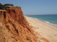Die Steilküste und der Sandstrand hinter unserem Hotel