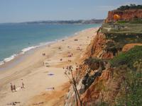 Die Steilküste und der Sandstrand hinter unserem Hotel