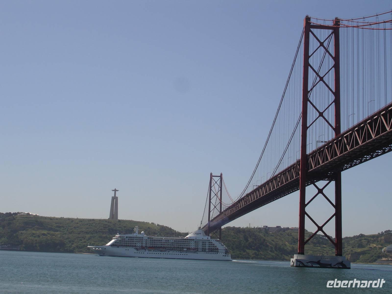 Brücke des 25.April mit Blick auf die Christus Statue