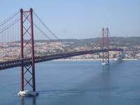 Blick von der Christus Staue über die Brücke des 25.April auf den Stadtteil Belem
