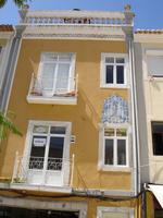 Haus in Setubal mit Schutzpatron auf Kacheln