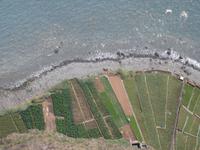 Blick durch die Glasplattform am Capo Girao 580 meter hinunter zum Meer 