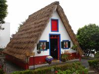 Strohbedecktes Haus in Santana leider im Regen