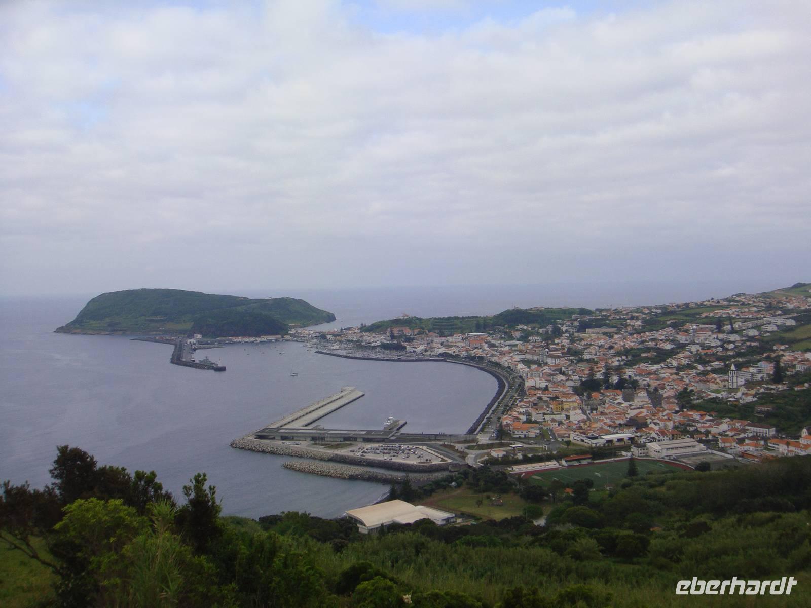 Blick auf den Hafen von Faial