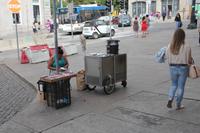 Maronenverkäuferin am Straßenrand