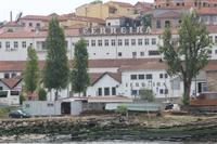 bei der Bootsfahrt auf dem Douro- Blick zur Portweinkellerei Ferreira