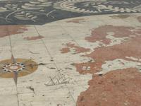 Weltkarte am Entdeckerdenkmal