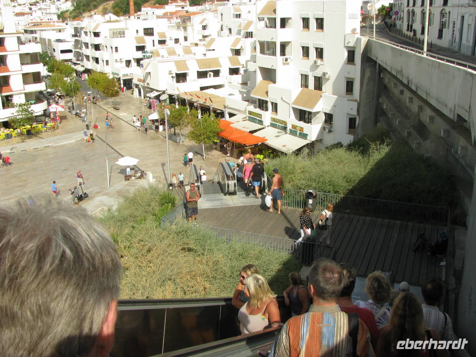 Per Rolltreppe zum Strand