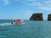 Bootsfahrt entlang der Küste