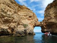 Bootsfahrt entlang der Küste