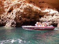 Bootsfahrt entlang der Küste