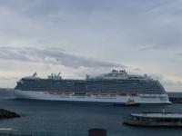 Kreuzfahrtschiff im Hafen in Ponda Delgada