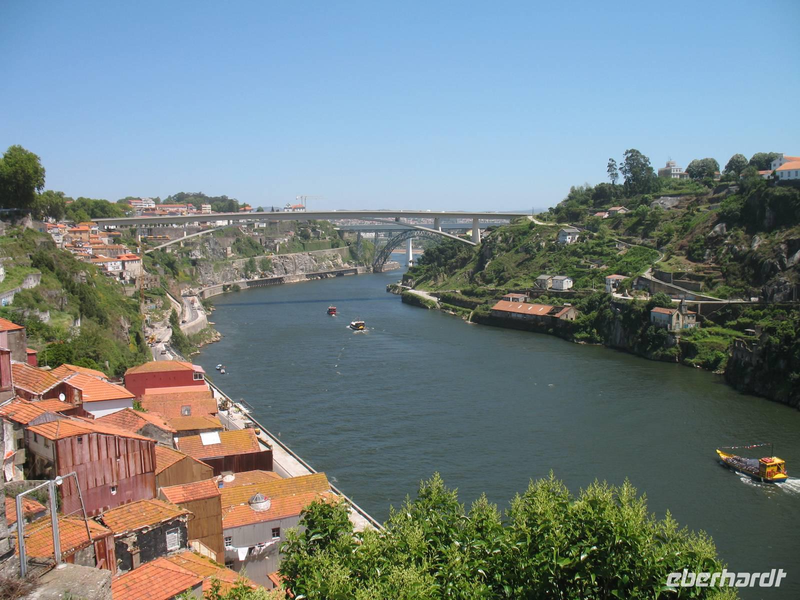 Fluss-Überquerung über die Brücke Ponte Luiz I.