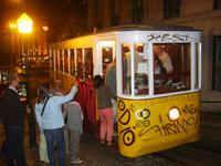 Abendliche Bahnfahrt in Lissabon