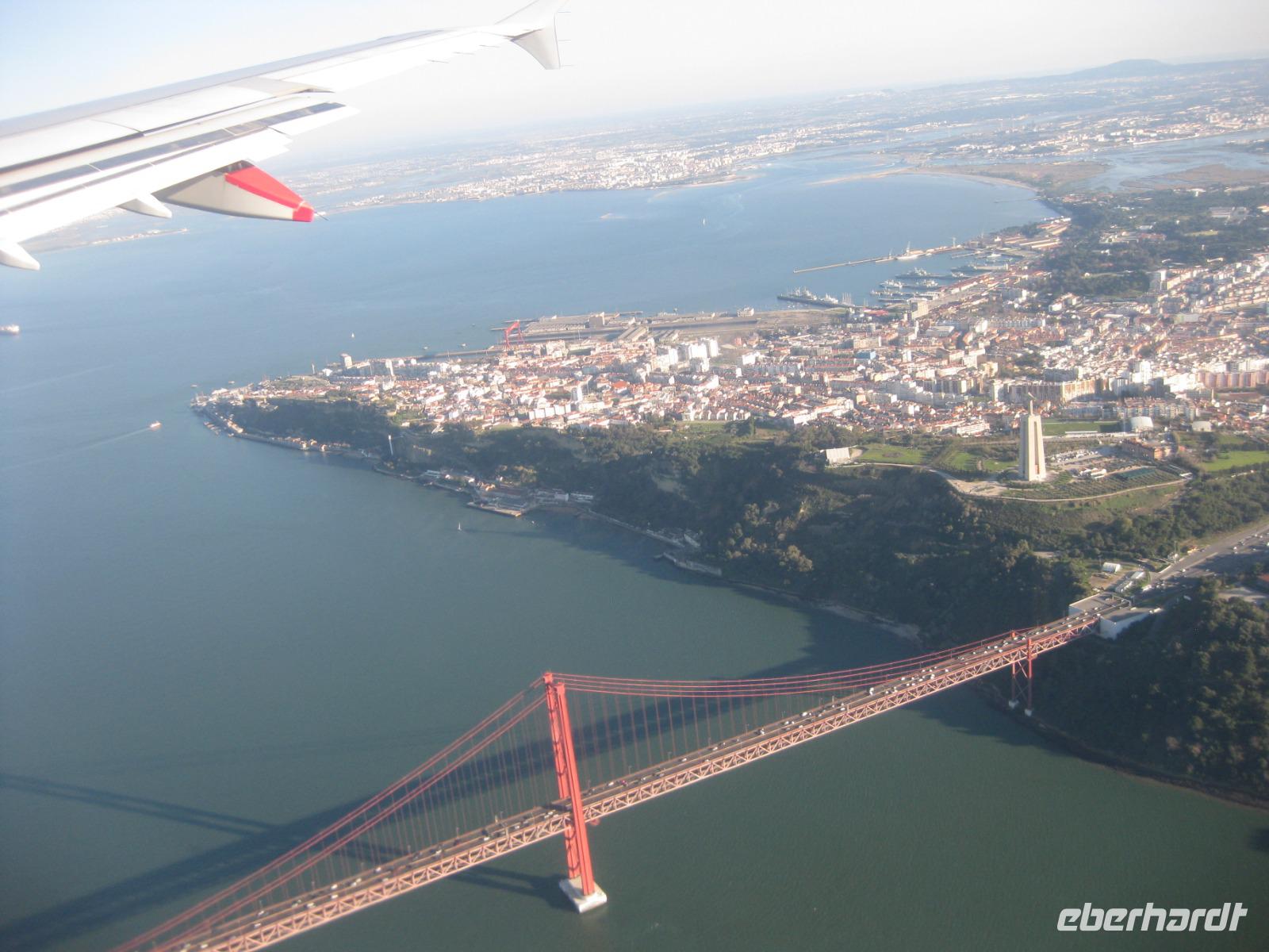 Anflug Lissabon - Brücke Ponte 25 de Abril über den Tejo und Cristo-Rei-Statue