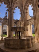 Batalha Brunnen am Kreuzgang
