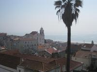 Blick über die Alfama zum Tejo