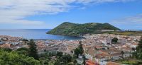 Blick auf Angra mit dem Monte Brazil