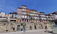 Bunte Fassaden am Ufer des Douro, Porto