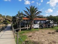 Café Yabalulu an der Mündung des Rio Mira im Atlantik