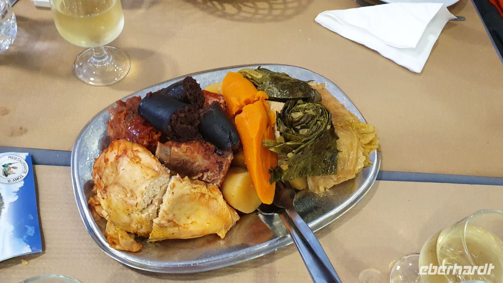 Cozido im Erdloch gegart, Grünkohl, Weisskohl, Kartoffeln, Süsskartoffeln, Möhren, Yamswurzel, Schweinefleisch, Rindfleisch, Geflügelfleisch, Blutwurst und Chorizo