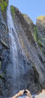 Flores, Felsenküste mit Wasserfall