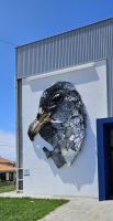 Gelbschnabelsturmtaucher aus Plastikmüll an der Sporthalle von Vila do Corvo