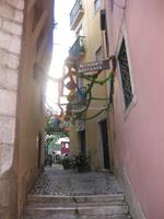 Geschmückte Gasse in der Alfama