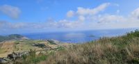 Graciosa, Blick vom Rand der Caldeira zur Insel Praia