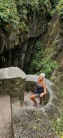 Graciosa, Wanderreiseleiterin Eva beim Abstieg in die Schwefelhöhle