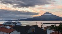 Horta, ein Kreuzfahrtschiff läuft ein