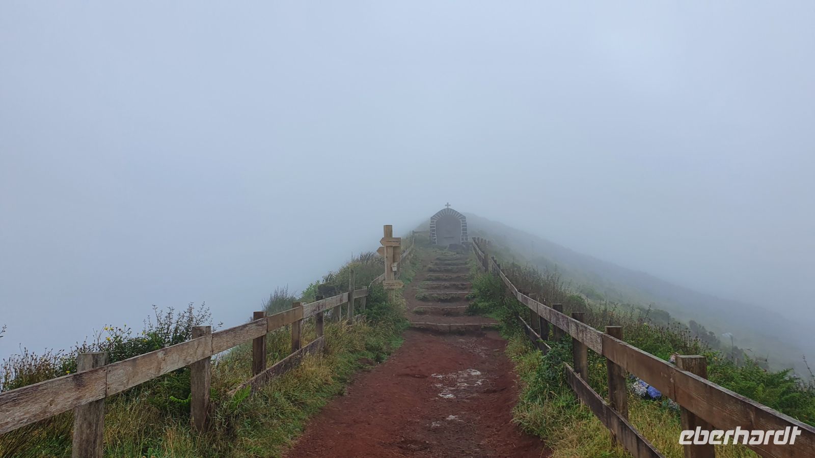 Insel Faial, Caldeira noch in Wolkenb