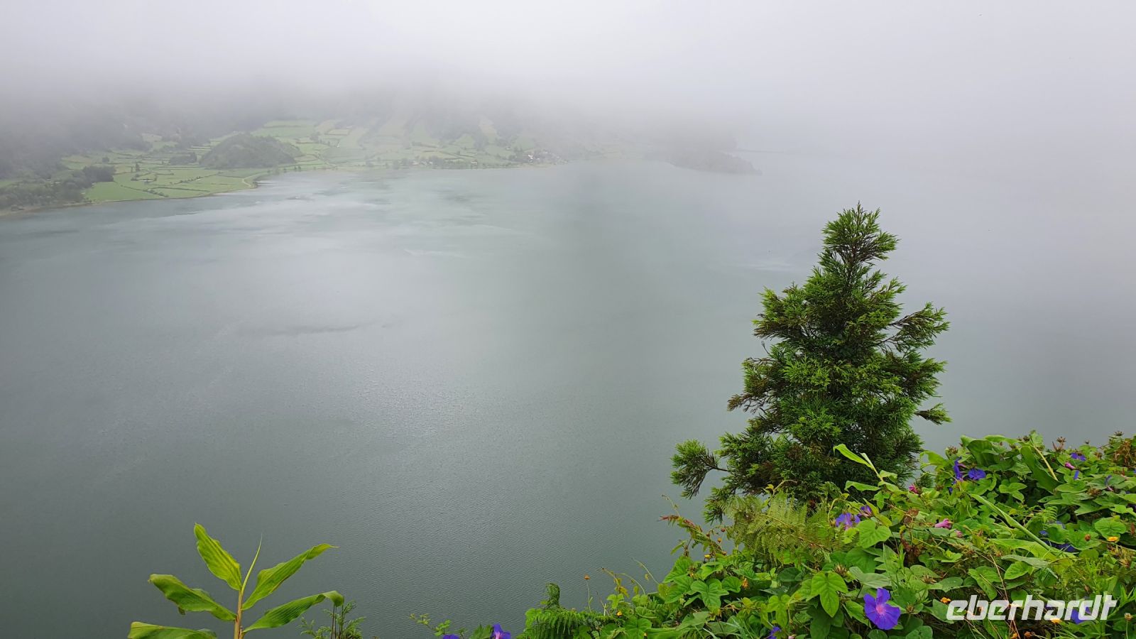 Insel Sao Miguel, Wanderung Sete Cidades, die Kraterseen noch im Nebel