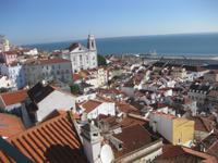 Lissabon - Blick über die Dächer der Alfama mit der Kirche Igrea Sao Miguel