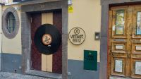 Madeira, Funchal, Rua Santa Maria mit Türbildern