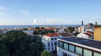 Ponta Delgada, Blick vom Hotel Azoris Royal Garden zum Meer und rechts alte Zuckerrübenfabrik