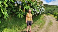 Reisebegleitung Ria zwischen Hortensien und wildem Ingwer