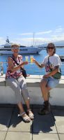 Reiseleiterin Melinda und Reisebegleitung Ria auf der Hafenmauer in Horta