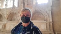 Singlereise Portugal - Reisebegleiterin Franzi im Kloster in Batalha